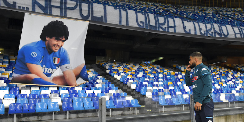 Lorenzo Insigne dà il suo omaggio a Diego Armando Maradona allo stadio San Paolo (Francesco Pecoraro/Getty Images)