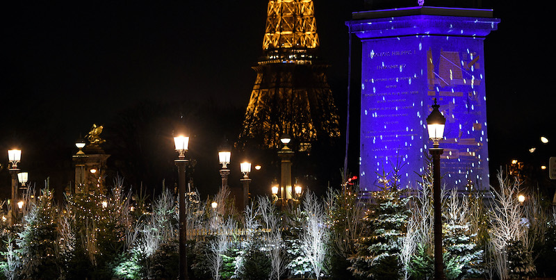 La Tour Eiffel illuminata a Parigi per Natale (Pascal Le Segretain/Getty Images)