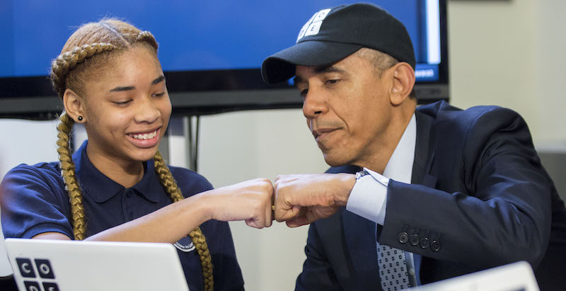 L'ex presidente degli Stati Uniti Barack Obama batte il pugno con una studentessa di una scuola media di Washington, nel 2014. (Andrew Harrer-Pool/Getty Images)