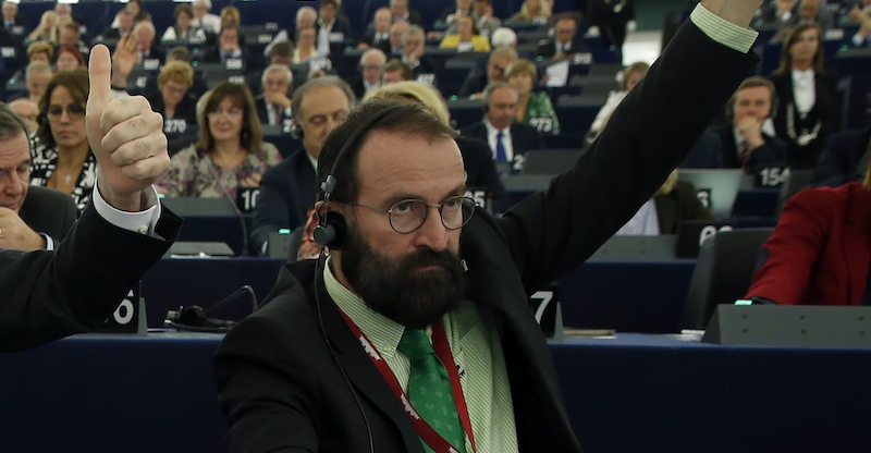József Szájer durante un voto al Parlamento Europeo (AP Photo/Jean-Francois Badias)