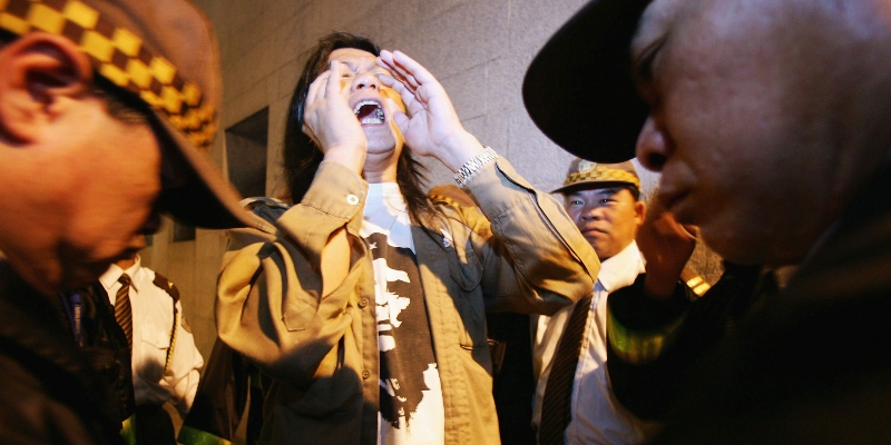 L'attivista di Hong Kong pro-democrazia Leung Kwok-hung, soprannominato "Capelli lunghi", durante una manifestazione dello scorso marzo. Secondo alcune fonti Kwok-hung sarebbe fra gli otto attivisti arrestati l'8 dicembre (M.N.Chan/Getty Images)