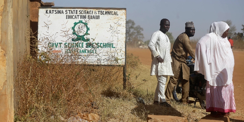Genitori degli studenti rapiti attendono notizie sui propri figli davanti alla scuola secondaria Government Science, a Kankara, Nigeria, martedì 15 dicembre 2020 (AP/Sunday Alamba)