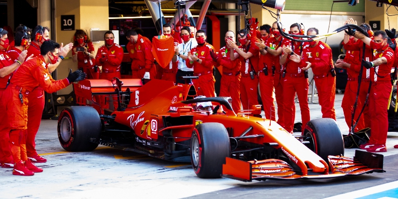 Il team della Ferrari applaude Sebastian Vettel mentre lascia i box per la sua ultima gara con la scuderia prima del Gran Premio di F1 di Abu Dhabi, il 13 dicembre 2020 ad Abu Dhabi, negli Emirati Arabi Uniti. (Mark Thompson/Getty Images)