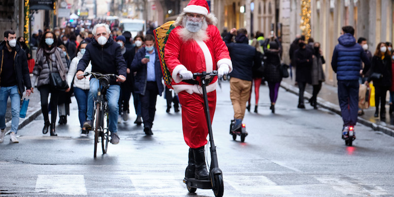 Un Babbo Natale in monopattino a Roma, l'8 dicembre 2020 (Mauro Scrobogna /LaPresse)
