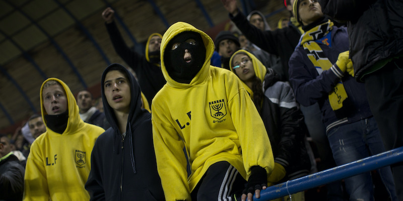 Tifosi del Beitar Gerusalemme al Teddy Stadium nel 2013 (AP Photo/Bernat Armangue)