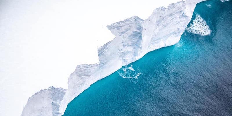 5 foto del più grande iceberg al mondo, che galleggia nell'oceano