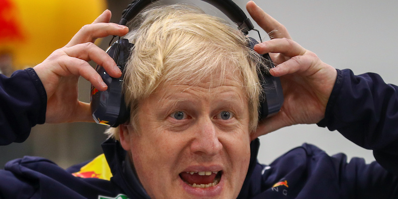 Ok, quelle che indossa Boris Johnson qui non sono delle cuffie per ascoltare la musica, ma questa immagine serve solo come finestrella di questo calendario dell'Avvento dei regali (Hannah McKay-WPA Pool/Getty Images)