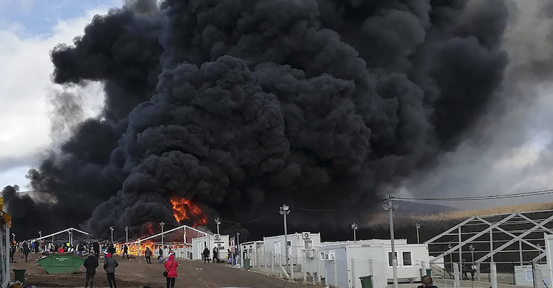 L'incendio al campo profughi di Lipa, in Bosnia (AP Photo/Hasan Arnautovic)