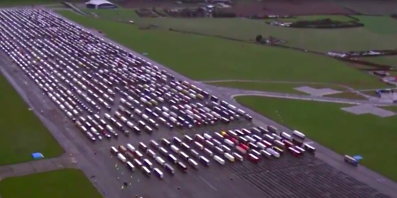L'enorme fila di camion bloccati nel Regno Unito