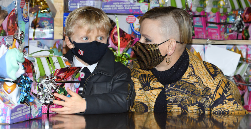 La principessa Charlene di Monaco (42) e il figlio Giacomo (6) alla distribuzione dei regali di Natale a Monaco, 16 dicembre
(Pascal Le Segretain/Getty Images)