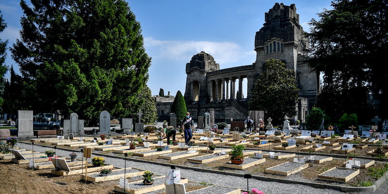 Il campo dove sono stati sepolti i morti di coronavirus nel cimitero di Bergamo (Claudio Furlan - LaPresse)