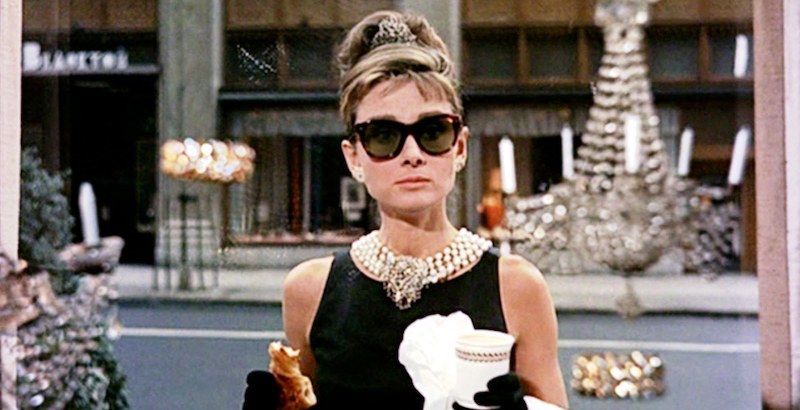 Audrey Hepburn in una scena di "Colazione da Tiffany" (1961)