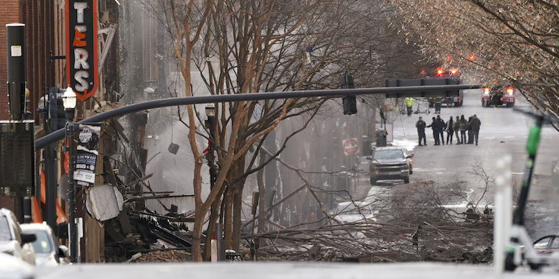 Parte dei danni causati da un'esplosione nel centro di Nashville, in Tennessee, il 25 dicembre 2020 (AP Photo/Mark Humphrey, La Presse)