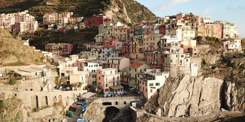 Manarola, frazione di Riomaggiore, nelle Cinque Terre, in Liguria (Fabio Santaniello Bruun/ Unsplash)
