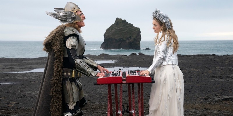 Una scena del film di Netflix "Eurovision Song Contest - La storia dei Fire Saga", una commedia i cui protagonisti, un'improbabile coppia di musicisti islandesi, vanno all'Eurovision