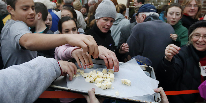 Nel 2013 a Concord, nel Massachusetts, una folla di persone attende di assaggiare il Crucolo, un formaggio italiano tipico, in questo caso, del Trentino
(AP Photo/Elise Amendola)