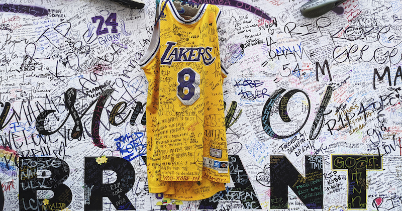 Le scarpe e un'uniforme dei Los Angeles Lakers con i numeri di Kobe Bryant a un memoriale per Bryant allo Staples Center, Los Angeles, 2 febbraio
(AP Photo/Damian Dovarganes)