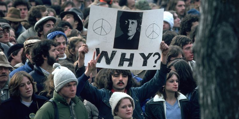 Fuori dal palazzo dove John Lennon e Yoko Ono vivevano a New York il 9 dicembre 1980, il giorno dopo la morte di Lennon (Hulton Archive/Getty Images)