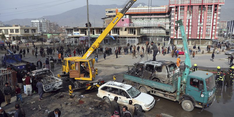 La rimozione di uno dei veicoli danneggiati dall'esplosione del 20 dicembre 2020, a Kabul, in Afghanistan (AP Photo/Rahmat Gul, La Presse)