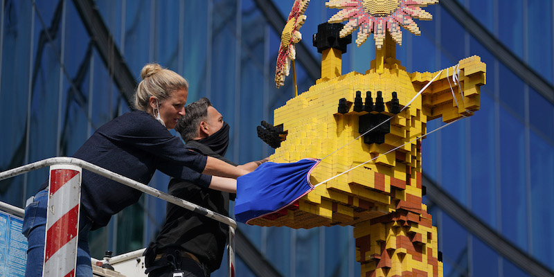 La giraffa fatta di 45mila mattoncini LEGO di Berlino, il 9 giugno 2020 (Sean Gallup/Getty Images)