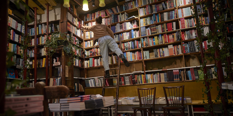 Dentro la famosa libreria di Parigi Shakespeare and Company, il 4 novembre 2020 (Kiran Ridley/Getty Images)