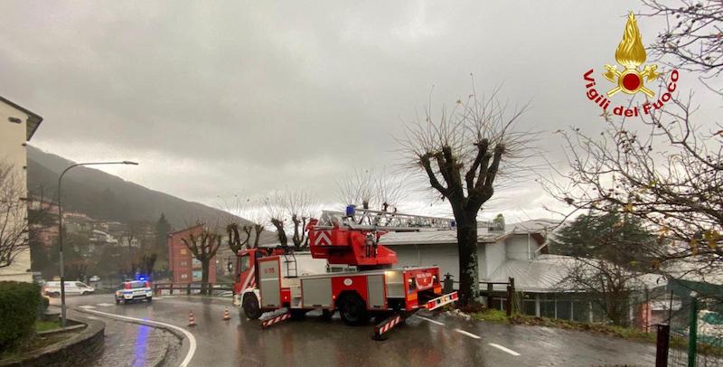 I vigili del fuoco mettono in sicurezza il palazzetto dello sport a Castiglione dei Pepoli (Bologna) dove il maltempo ha fatto cadere alcune lamiere dal tetto, 5 dicembre 2020
(ANSA / Vigili del Fuoco Bologna)