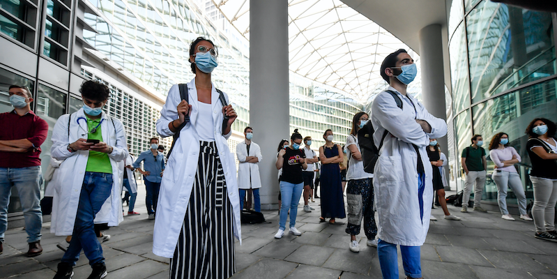 Una manifestazione dei medici specializzandi, lo scorso giugno a Milano (Claudio Furlan - LaPresse)