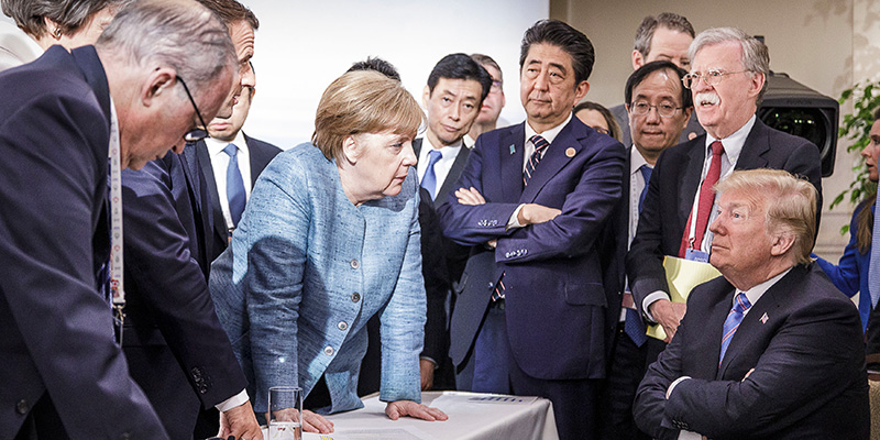 La cancelliera tedesca Angela Merkel, al centro, parla al presidente degli Stati Uniti, Donald Trump, il 9 giugno 2018 (Jesco Denzel/Governo federale tedesco via AP)
