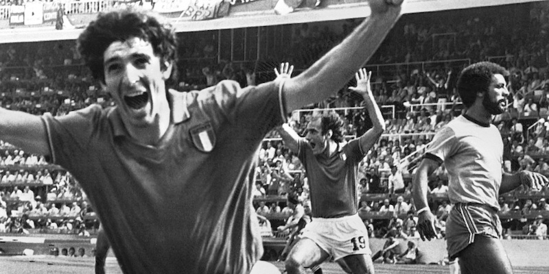 Paolo Rossi dopo aver segnato contro il Brasile ai Mondiali del 1982
(AP Photo/File)