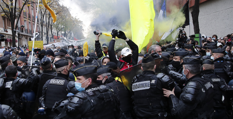 Gli scontri di sabato tra manifestanti e polizia a Parigi (AP Photo/Francois Mori)