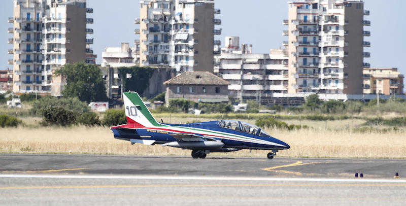 Un aereo delle Frecce Tricolori atterra all'aeroporto militare di Pratica di Mare
(ANSA/GIUSEPPE LAMI)