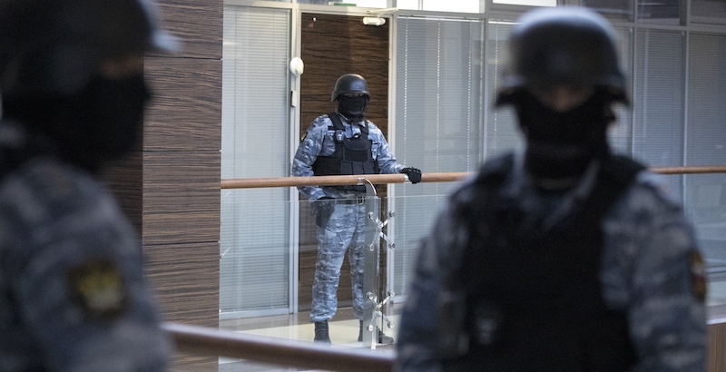 Agenti di sicurezza russi fuori dagli uffici della fondazione di Alexei Navalny a Mosca, in Russia (AP Photo/Pavel Golovkin)