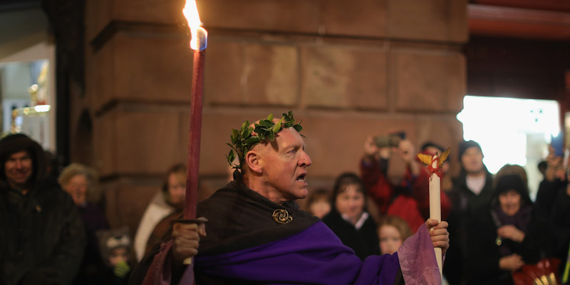 Una rievocazione storica della celebrazione dei Saturnali a Chester, in Inghilterra, il 15 dicembre 2016 (Christopher Furlong/Getty Images)