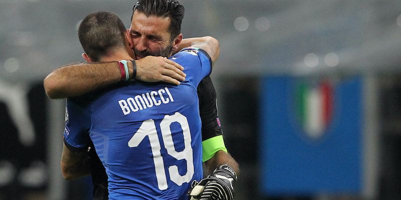 Gianlugi Buffon e Leonardo Bonucci dopo l'eliminazione dell'Italia nei playoff di qualificazione ai Mondiali del 2018 (Getty Images)