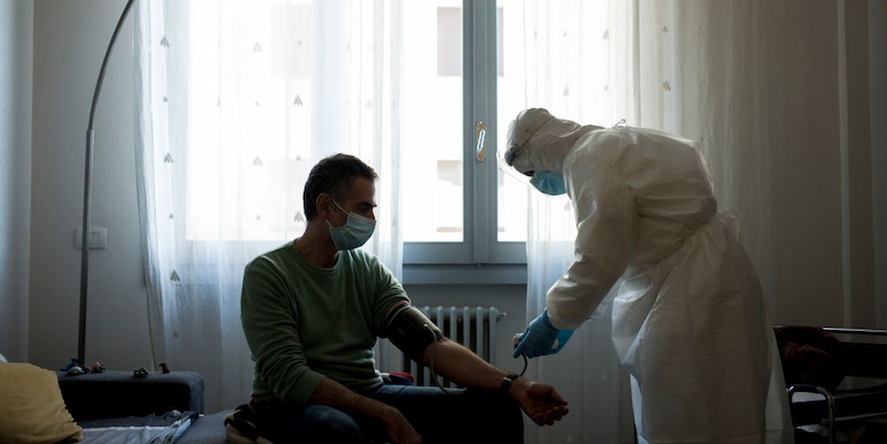 La visita domiciliare a un malato di Covid-19 a Firenze (Gianluca Panella/Getty Images)