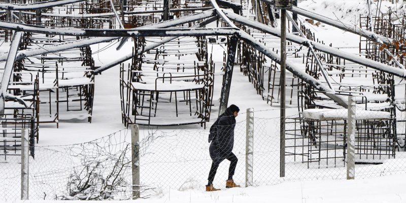 Un uomo cammina tra le rovine del campo profughi di Lipa, distrutto da un incendio lo scorso 23 dicembre. Bihać, Bosnia-Erzegovina, 11 gennaio 2021. (AP Photo/ Kemal Softic via LaPresse)