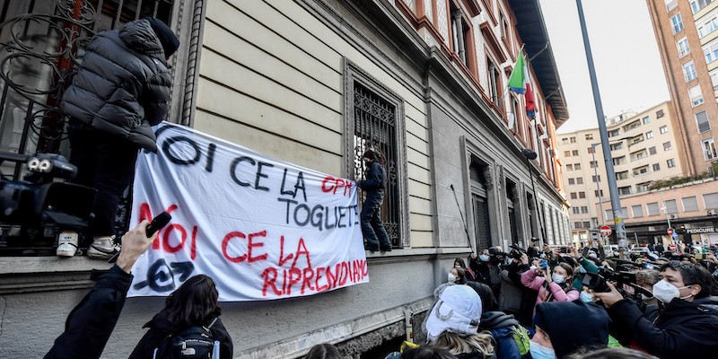 Proteste contro la didattica a distanza davanti al liceo Manzoni di Milano, dove alcuni studenti hanno occupato per un giorno l'istituto (LaPresse/Claudio Furlan)