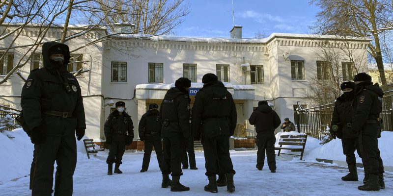 Poliziotti fuori dalla stazione di polizia di Chimki, in Russia, dove questa mattina si è svolta l'udienza di Alexei Navalny (AP Photo/ Mstyslav Chernov via LaPresse)