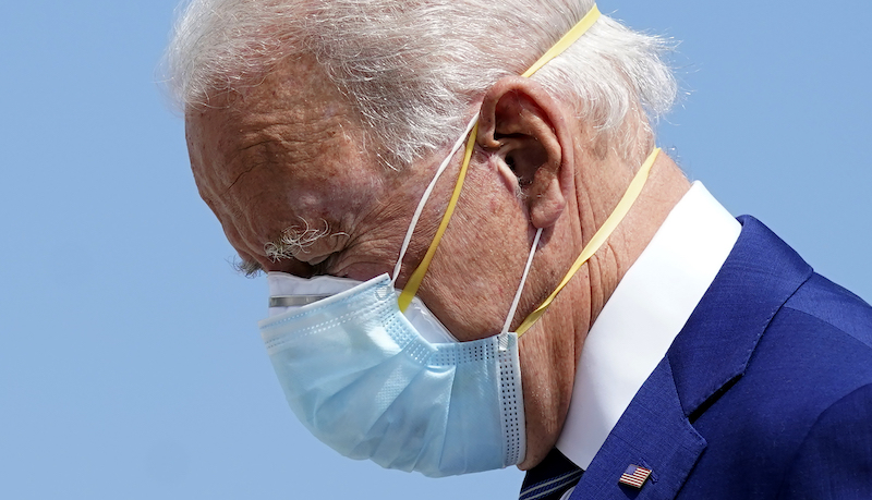 Il presidente degli Stati Uniti, Joe Biden, con due mascherine (AP Photo/Carolyn Kaster)