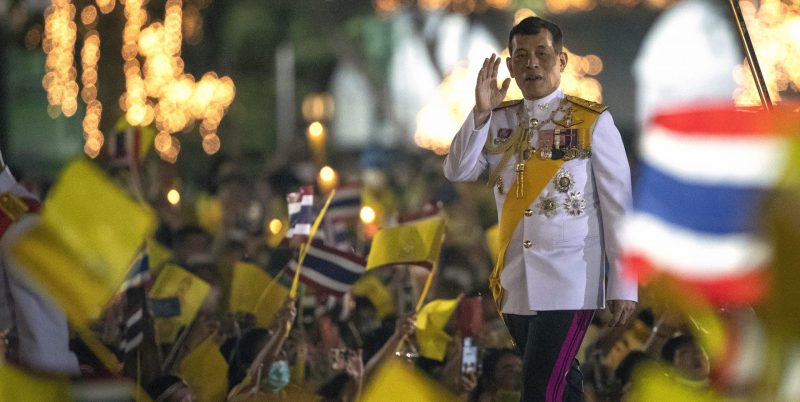 Il re della Thailandia, Maha Vajiralongkorn, durante la cerimonia per l'anniversario della nascita del precedente re, Bhumibol Adulyadej, morto nel 2016. Bangkok, Thailandia, 5 dicembre 2020. (AP Photo/ Gemunu Amarasinghe)