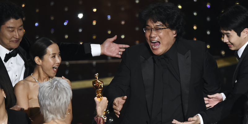 La reazione di Bong Joon-Ho mentre gli veniva assegnato il premio oscar per il miglior film con Parasite, il 9 febbraio 2020 a Los Angeles (AP Photo/Chris Pizzello, LaPresse)