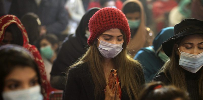 Donne durante la celebrazione della messa natalizia nella chiesa cristiana di S. Antonio a Lahore, nel Punjab, in Pakistan, lo scorso 25 dicembre. (AP Photo/ K.M. Chaudary)