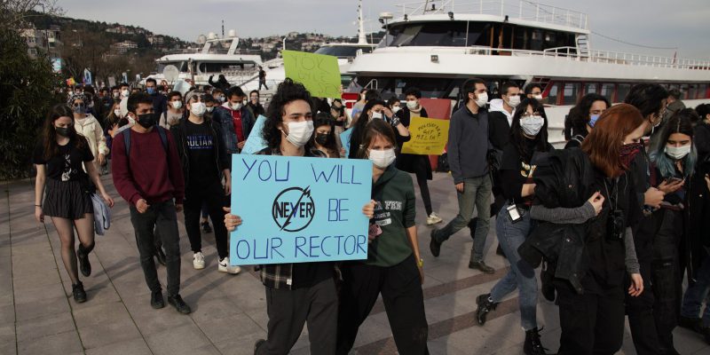 Studenti dell'Università del Bosforo manifestano contro la nomina del nuovo rettore. Il cartellone di uno di loro dice "Non sarai mai il nostro rettore". Istanbul, Turchia, 6 gennaio 2021. (AP Photo/ Huseyin Aldemir)