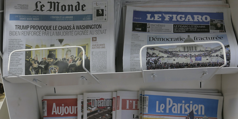 Alcuni quotidiani francesi la mattina del 7 gennaio, dopo gli attacchi al Congresso degli Stati Uniti del giorno precedente (AP Photo/Christophe Ena, LaPresse)