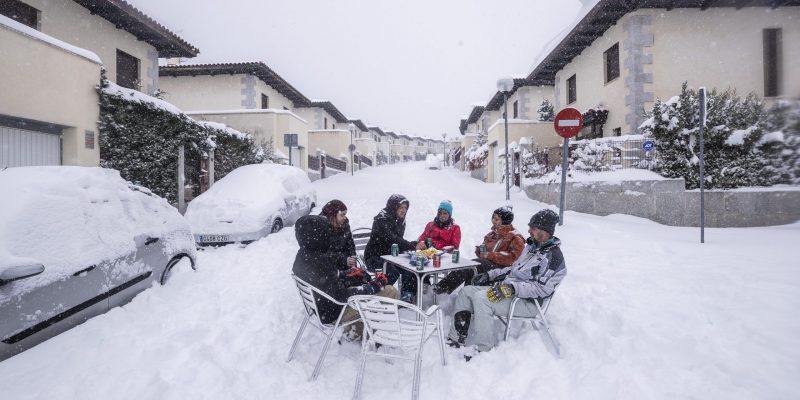 Bustarviejo, una cinquantina di chilometri a nord di Madrid lo scorso 9 gennaio (AP Photo/ Bernat Armangue)