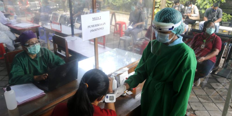 Esercitazione degli operatori sanitari in preparazione alla somministrazione dei vaccini contro il coronavirus a Bali, in Indonesia, lunedì 11 gennaio 2021. (AP Photo/ Firdia Lisnawati)