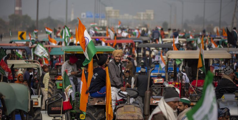 Proteste degli agricoltori a Ghaziabad, nella periferia di Nuova Delhi, in India, lo scorso 7 gennaio. (AP Photo/ Altaf Qadri, File)