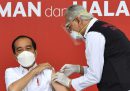 Perché l'Indonesia vaccinerà prima i giovani degli anziani