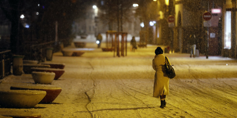 Una donna cammina a Strasburgo, in Francia, una delle città dove era già in vigore il coprifuoco dalle 18 (AP Photo/ Jean-Francois Badias, LaPresse)