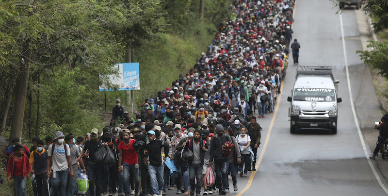 La carovana di migranti provenienti dall'Honduras, sulla strada verso Chiquimula, in Guatemala, il 16 gennaio 2021 (AP Photo/Sandra Sebastian, LaPresse)